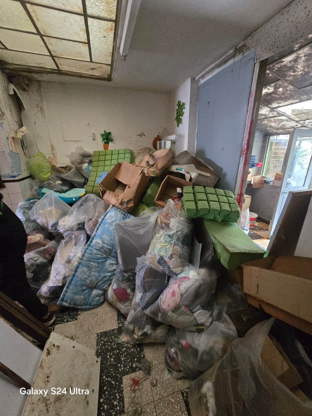 Véranda très encombrée de déchets