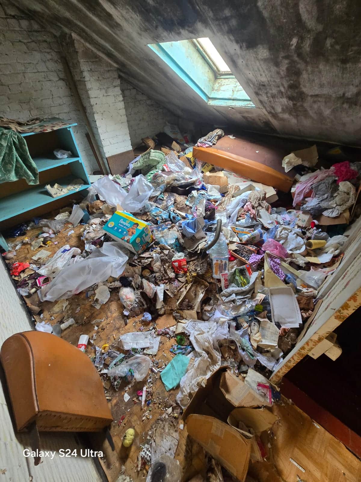 Chambre à vider, sol couvert de déchets